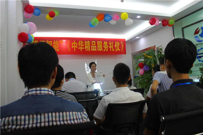 課程現(xiàn)場，學員們正在聚精會神的聽課