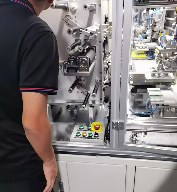 用于制片機(jī)和疊片機(jī)的伺服控制，提升電氣工程中IO精度的解決方案